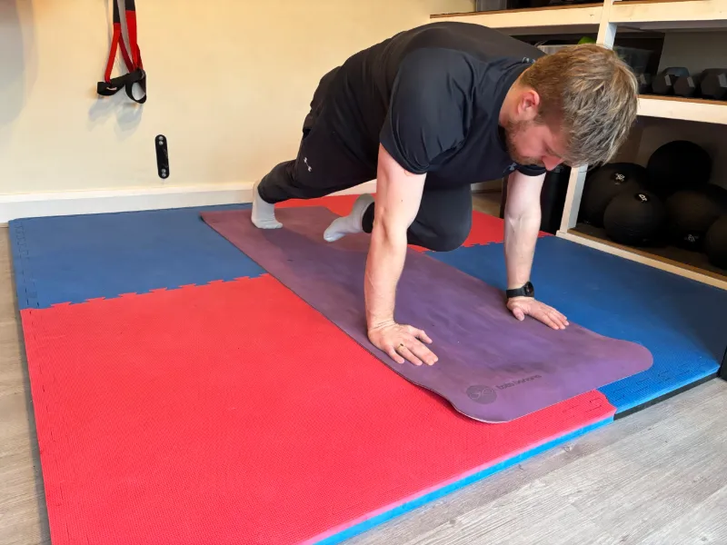 A client doing mountain climbers in the home studio